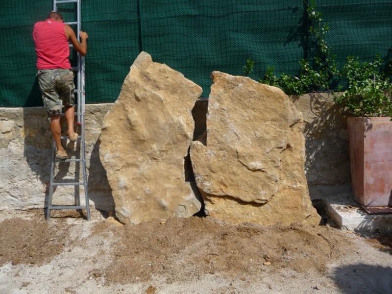 mur de cloture en pierres plates sur ollioules prés de toulon dan le var